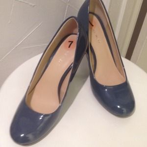 S A LE Blue pattern leather pump size. 7m $25