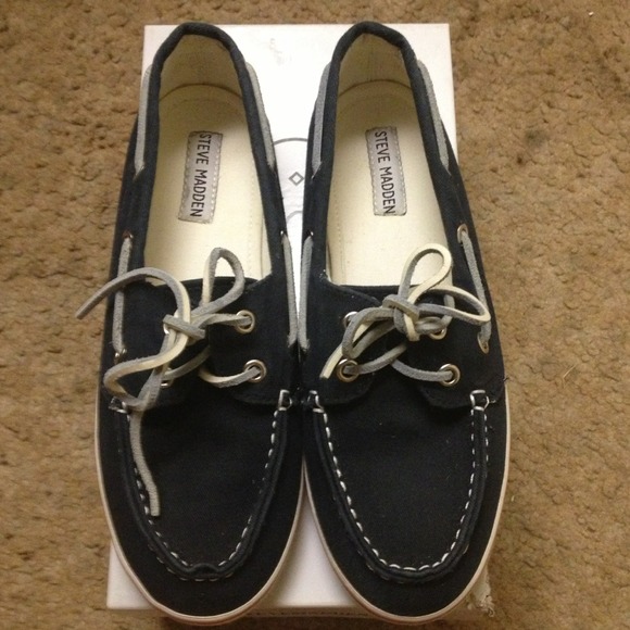 Steven Madden Yacht boat shoes in navy size 8