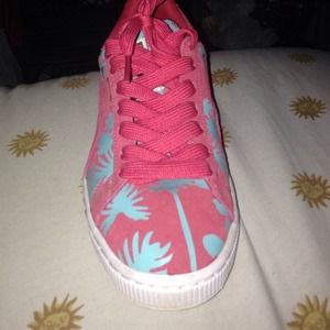 Ladies Pumas Size 7