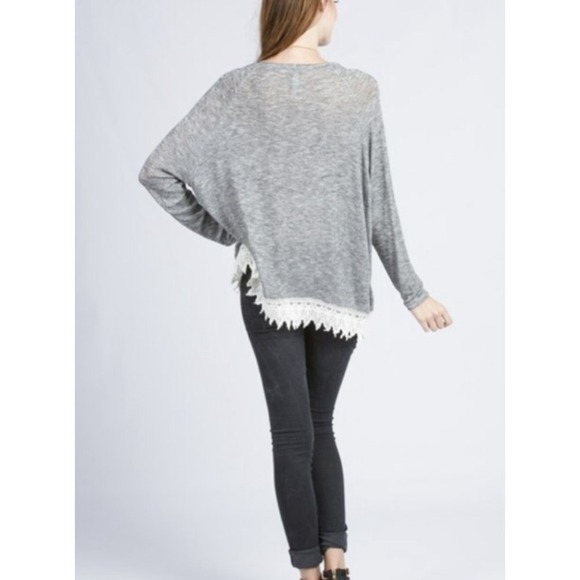 Chic crochet hem top - Picture 2 of 3