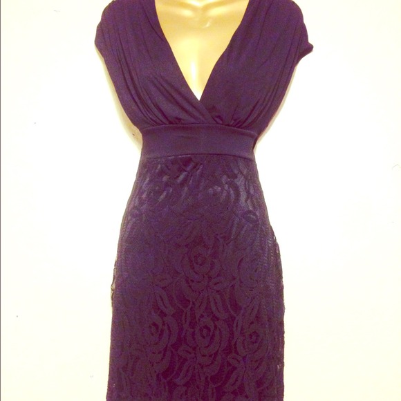 Sold on Vinted .V-neck lace dress