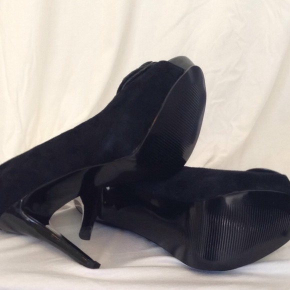 SOLD!! Madden 89$ black suede "Regal "heels - Picture 2 of 4