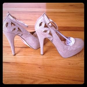 Shoes size 7.5