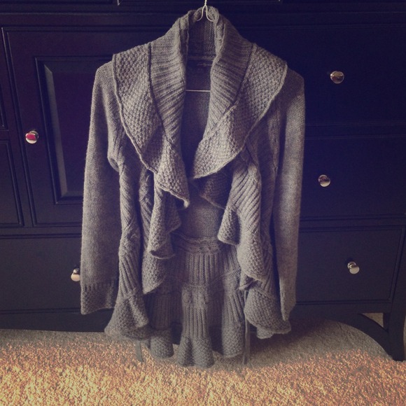 Forever 21 Sweaters - ⭐️REDUCED! NWOT🍂 Cozy Ruffle Sweater