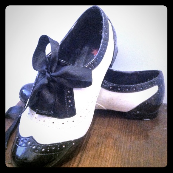 Noir et Blanc | Black & White Women's Wing Tips
