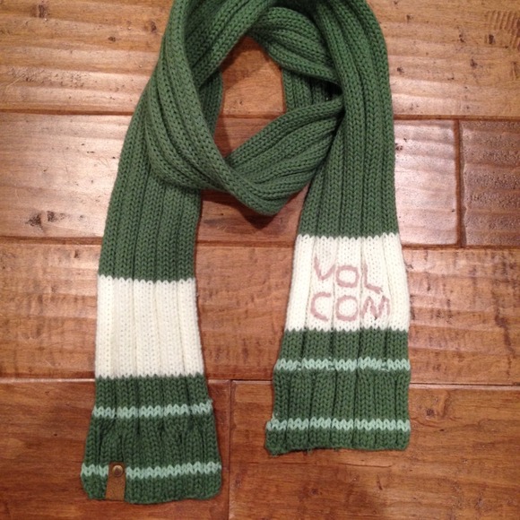 Green volcom scarf❌ NOT HERE FOR LONG ❌