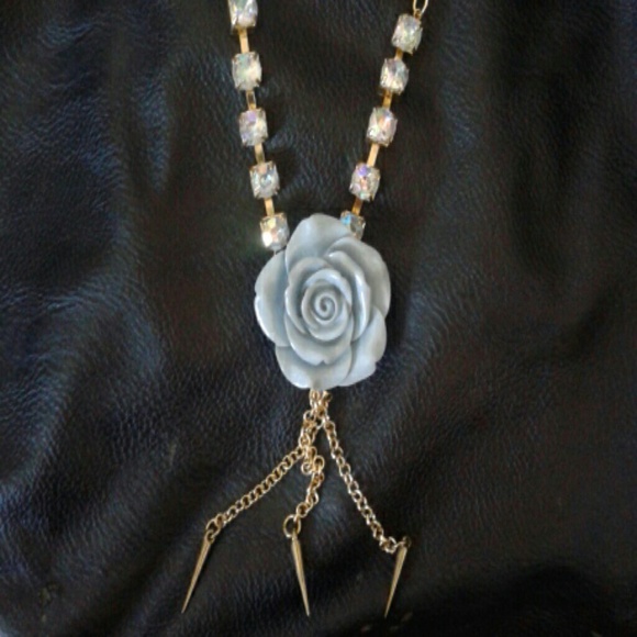 Flower necklace - Picture 1 of 2