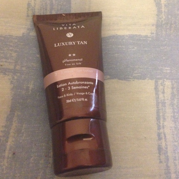 SOLD Free with pink purchase Vita liberata tanning