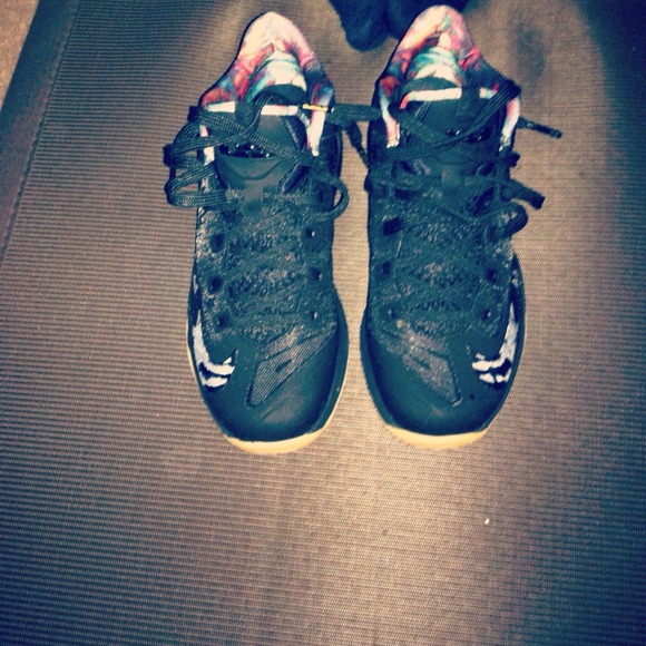 Lebron lows size 6y