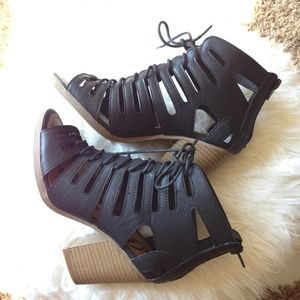 *NWOT* Rampage Gladiator Strappy Lace Up Sandal