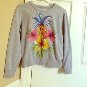 Cute thick sweat shirt w/ pineapple design