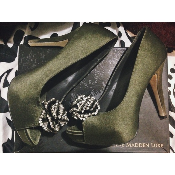 Steve Madden Luxe L-Crown Pumps - Picture 1 of 3