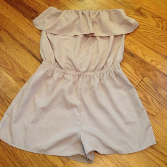NWOT Strapless ruffle romper