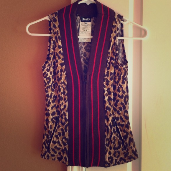 🎉Price reduced 🎉D&G low V neck tank top