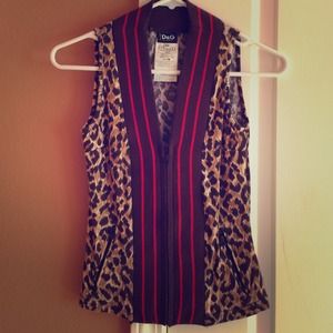 🎉Price reduced 🎉D&G low V neck tank top