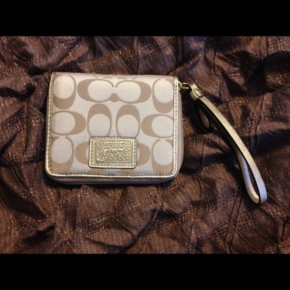 Gold Coach wallet 👝💛🌼⭐️