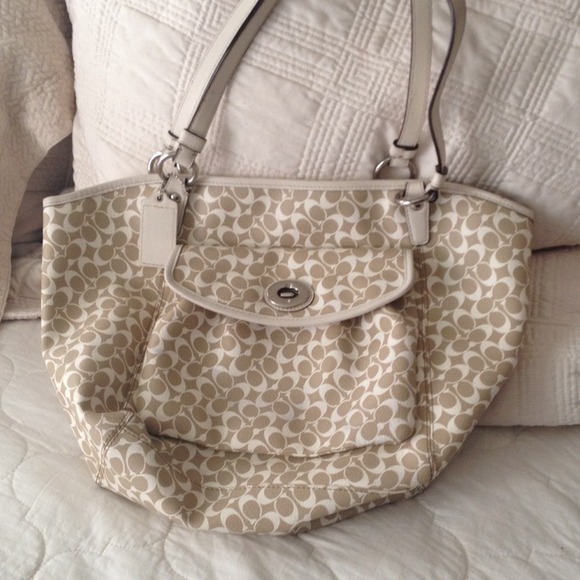 Coach purse. Worn once in great condition :)