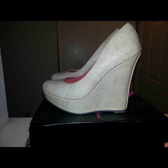Cream Wedges - Picture 1 of 3