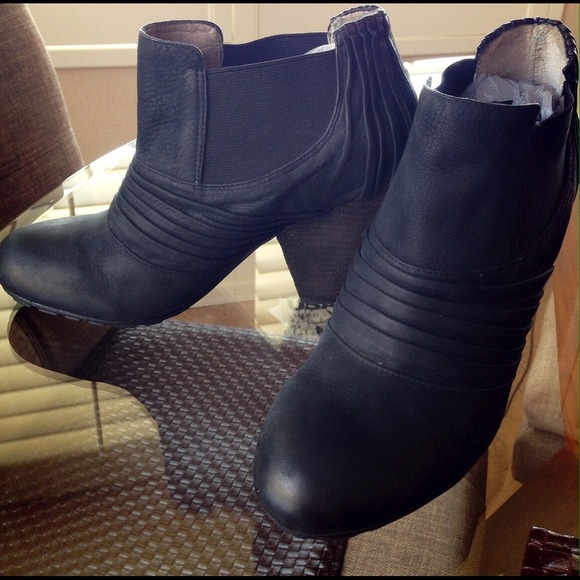 Vince Camuto ankle boots - Picture 1 of 3