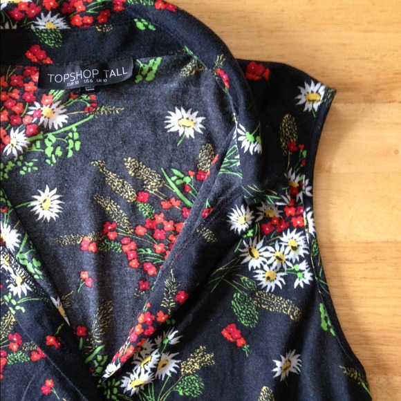 Topshop Tops - Topshop sleeveless button up tie waist ❤️