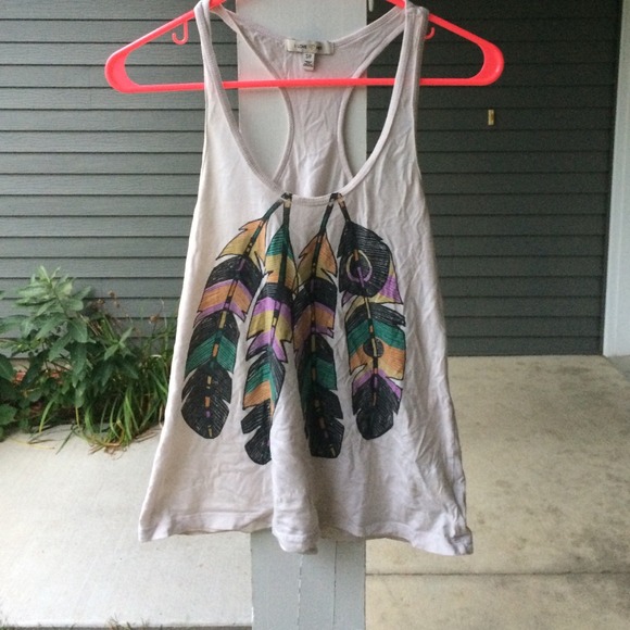 Feather detail tank