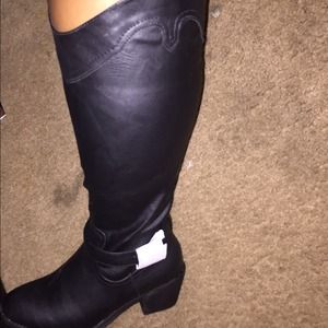 Two pairs of boots, brown and black