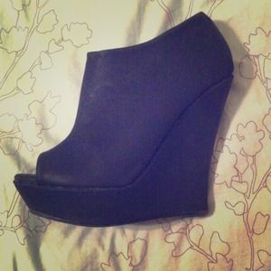 Black wedges