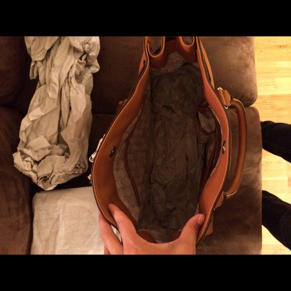 SOLD💯Authentic Michael Kors Camel Handbag - Picture 2 of 4
