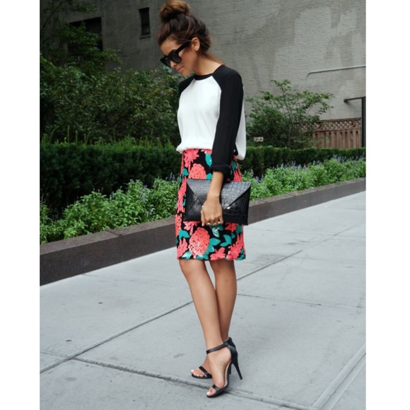 🚫sold🚫Floral sequin skirt - Picture 4 of 4