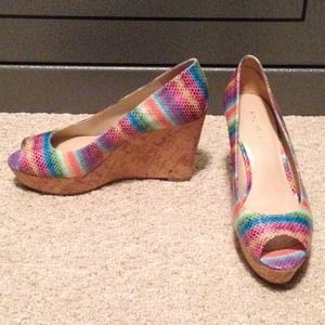 Nine West size 7 rainbow snakeskin print wedges