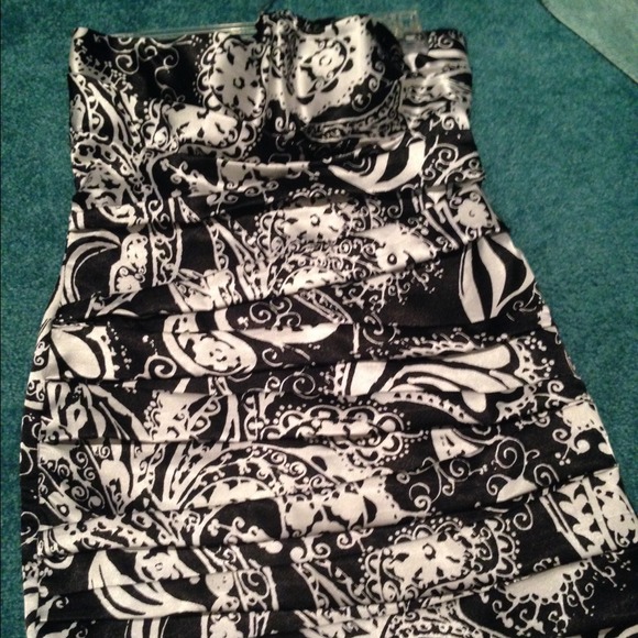 Short strapless black an white design dress
