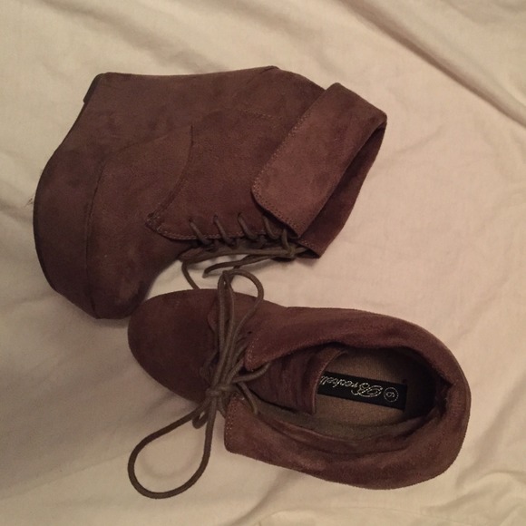 Breckelle’s Carrie Wedge Booties TAN