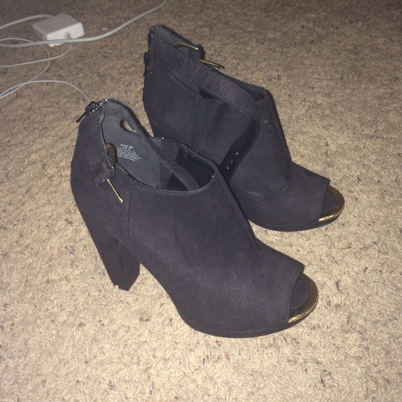 BLACK HEELS OPEN TOE SZ. 39