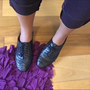 P-oxford black leather flat lace up shoes.