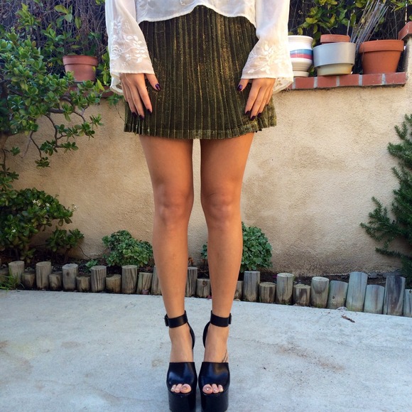 NWT Millau LF Gold Pleated Mini Skirt
