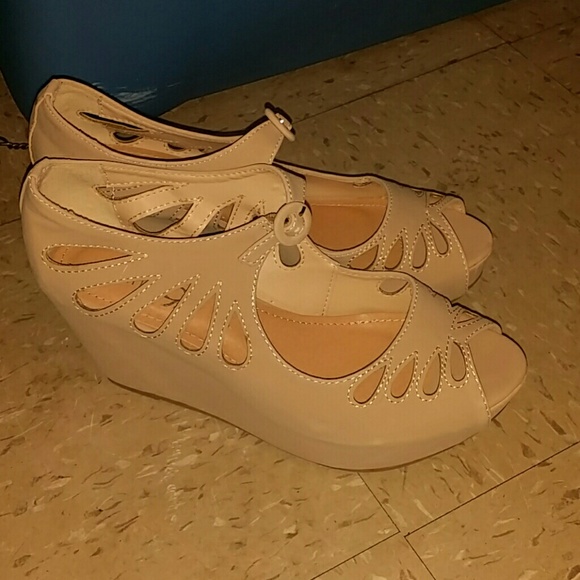 Beige wedged shoes