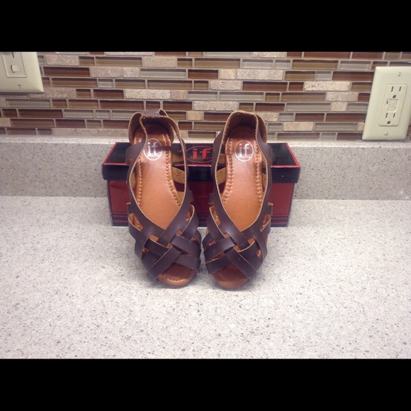 Shoes - Brown leather sandals NEW IN BOX DONATED ❌❌❌❌
