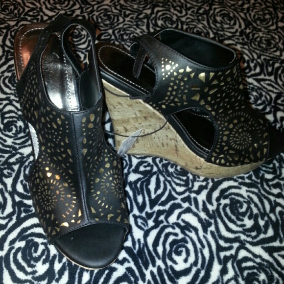 Black and gold wedges