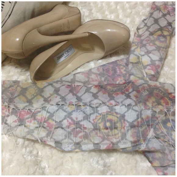 Beautiful Delicate Shawl or Scarf Made in Italy ๐ - Picture 3 of 4