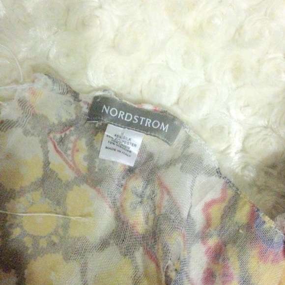 Beautiful Delicate Shawl or Scarf Made in Italy ๐ - Picture 4 of 4