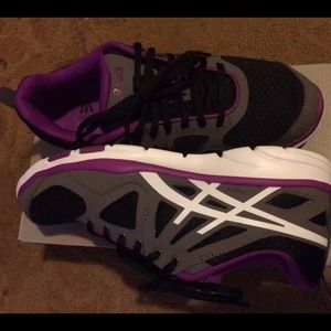 NIB Asics Gel shoes
