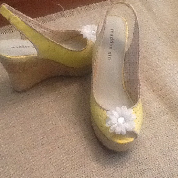 Madden girl daisy wedges