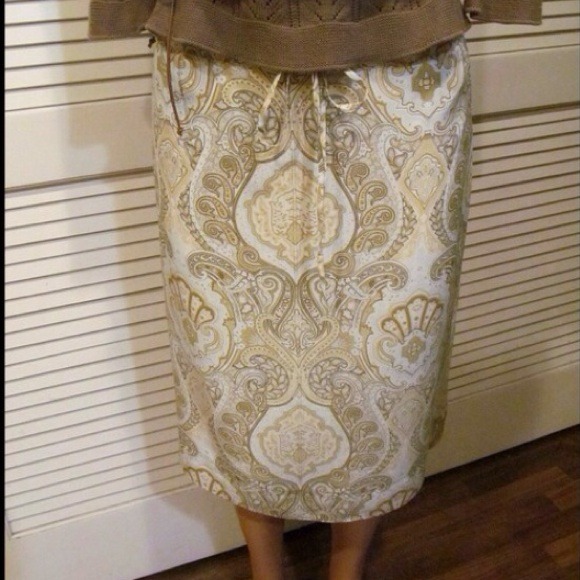 CLEARANCE Banana Republic skirt! Summer chic! 🌼