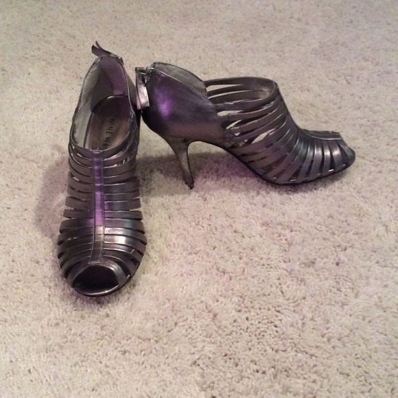 Silver heels - Picture 1 of 3