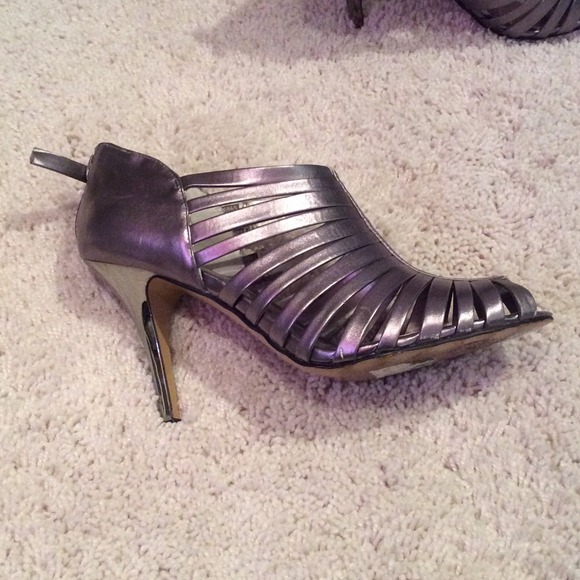 Silver heels - Picture 2 of 3