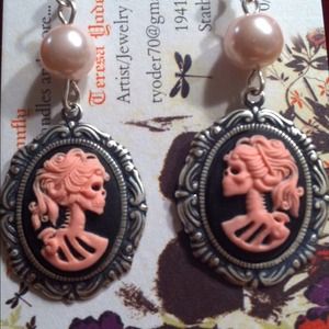Pink skull cameo with pink pearl accent.