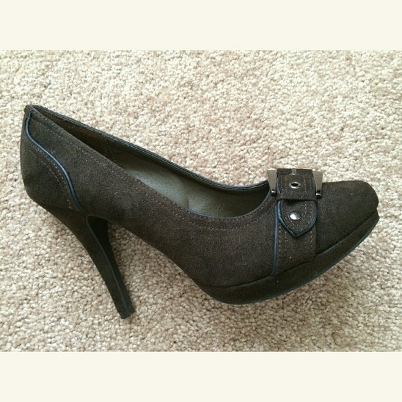 Brown Pump with Buckle and Piping Detail - Picture 2 of 2