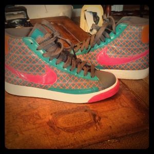 💛Nike hi top tennis shoes (women)💚