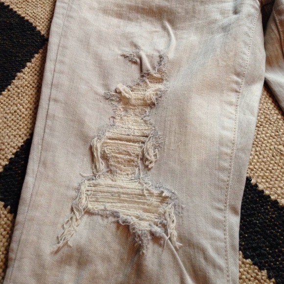 🚫 SOLD - Distressed Gray/Tan A&F Jeans - Picture 3 of 3