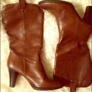 Gorgeous brown boots.